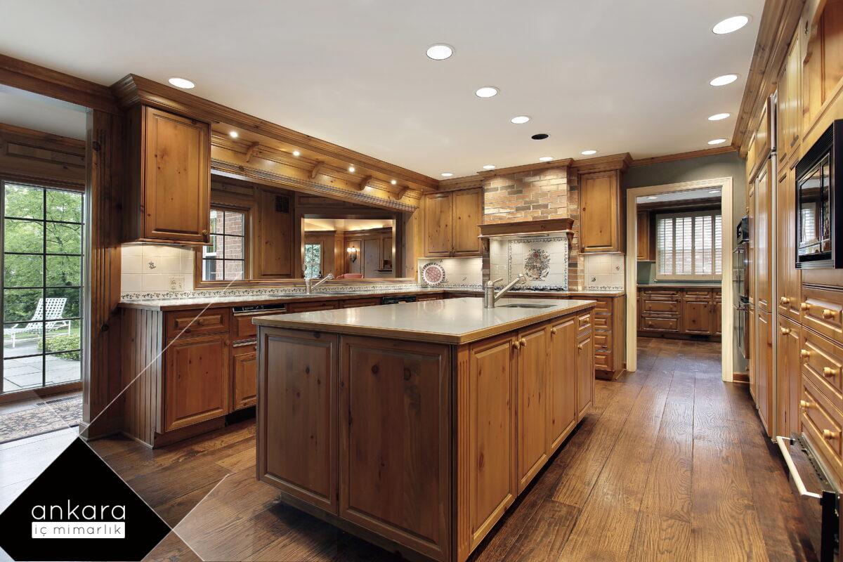 Ahşap dolaplarla villa mutfağı
