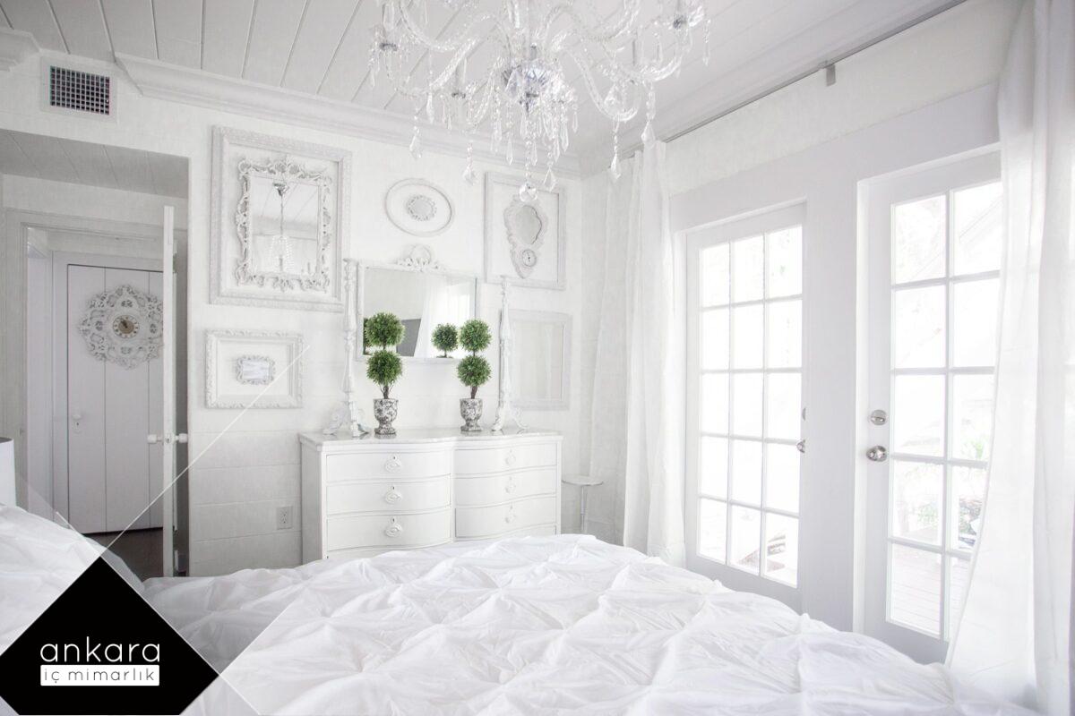 villa yatak odası için beyaz temalı dekorasyon