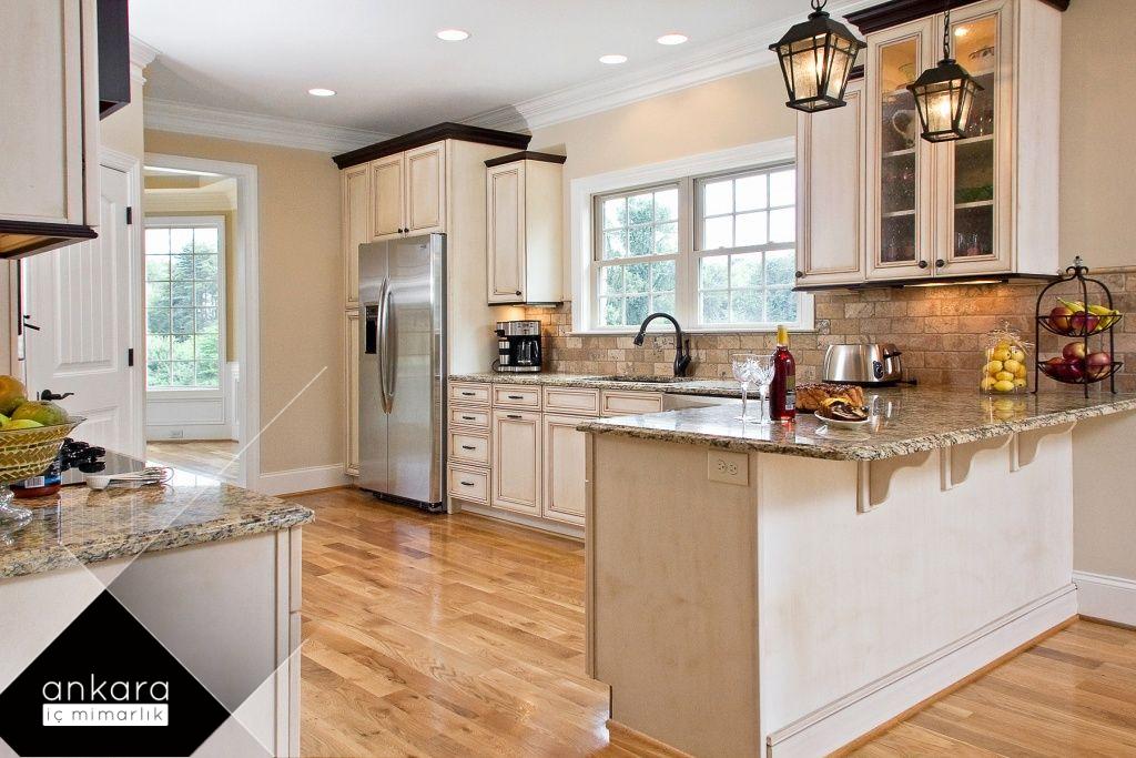 Villa mutfağında klasik dolap