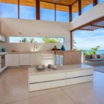 Modern ve Minimalist: Villa Mutfağı Dolaplarında Yalın Çizgiler 