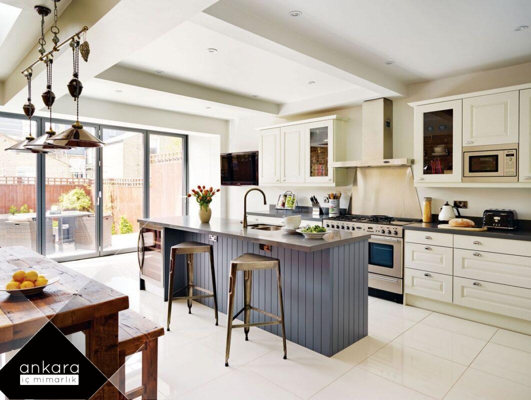 Villa mutfağında uyumlu detaylar