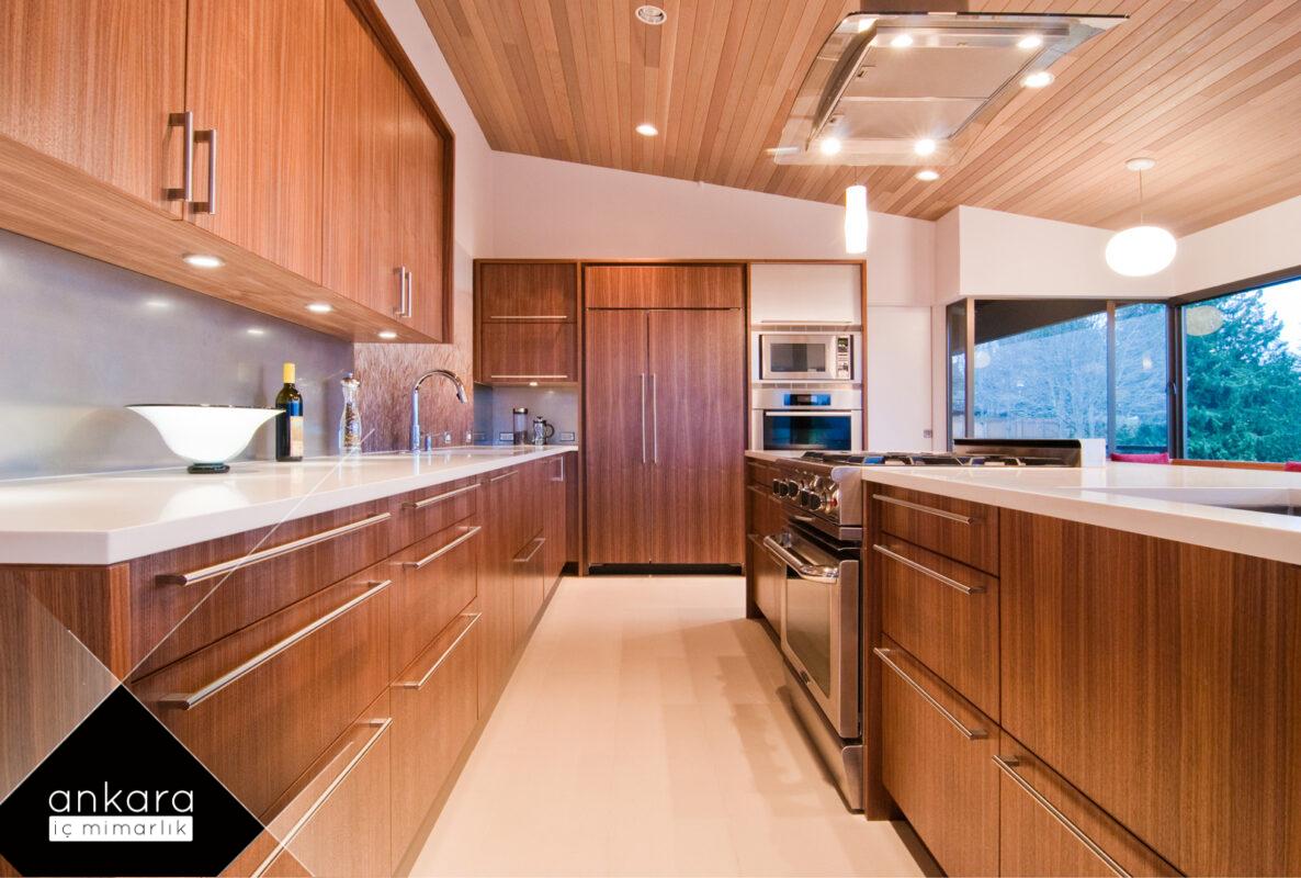 Ahşap dolaplarla villa mutfağı