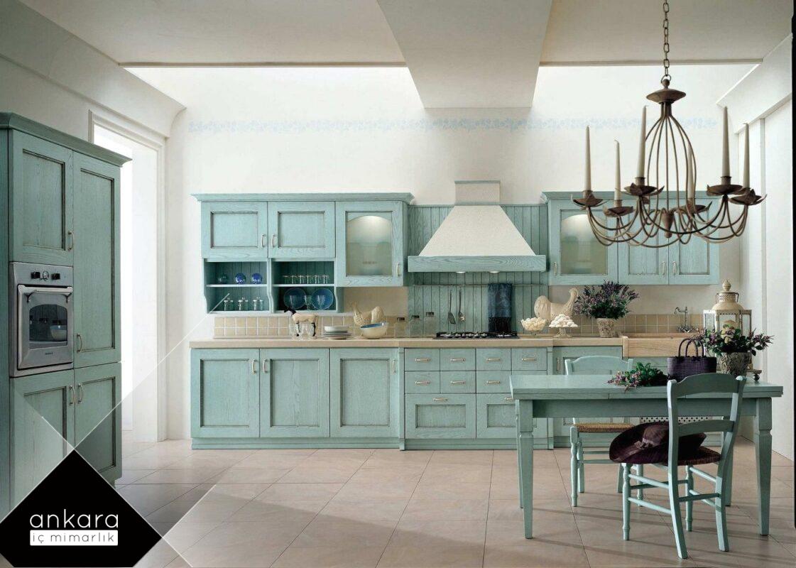 Villa mutfağında klasik dolap