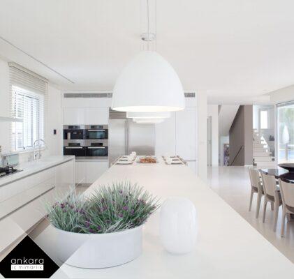 Minimalist Mutfağın Zarafeti: Villa Mutfağına Yalın Dokunuşlar