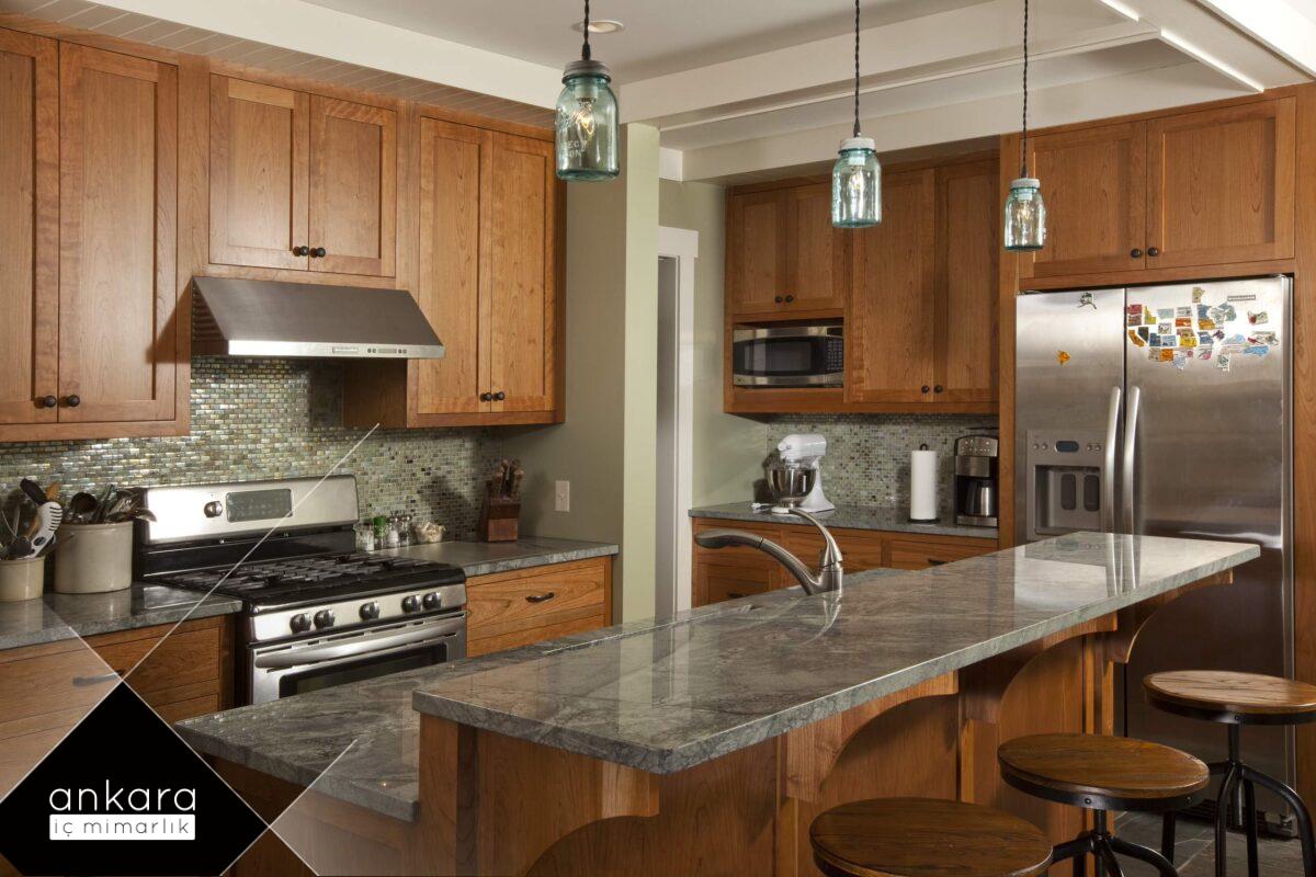 Ahşap dolaplarla villa mutfağı