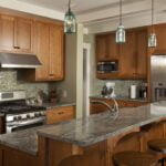 Doğal Malzemelerin Sıcaklığı: Ahşap Dolaplarla Villa Mutfağı