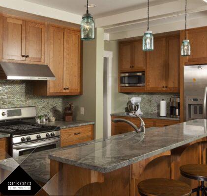 Doğal Malzemelerin Sıcaklığı: Ahşap Dolaplarla Villa Mutfağı